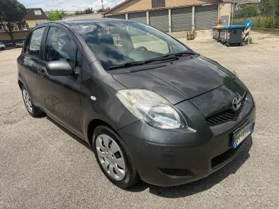 Usata Toyota Yaris Sol 90 CV (66 kW) 2009 Grigio Utilitaria