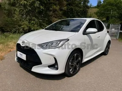 Nuova Toyota Yaris Hybrid Lounge 92 CV (67 kW) 2026 Pure white metallic Berlina
