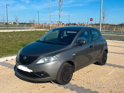 Usata Lancia Ypsilon 69 CV (50 kW) 2020 Grigio Utilitaria
