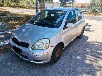 Usata Toyota Yaris 65 CV (47 kW) 2005 Grigio Berlina