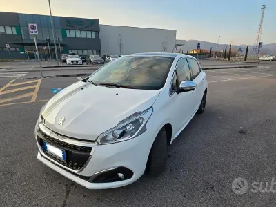 Begagnad Peugeot 208 Allure 75 HK (55 kW) 2017 Vit Halvkombi