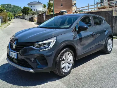 Usata Renault Captur Equilibre 101 CV (74 kW) 2023 Blu/azzurro SUV