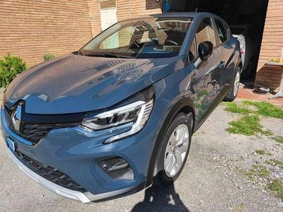 Second-hand Renault Captur Zen 101 CP (74 kW) 2022 Albastru SUV
