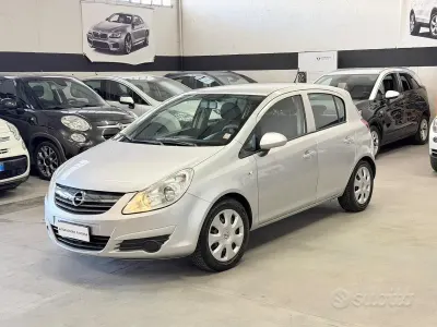 Usata Opel Corsa Edition 75 CV (55 kW) 2010 Grigio Utilitaria