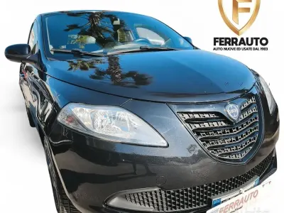 Usado Lancia Ypsilon 69 HP (50 kW) 2015 Preto Citadino