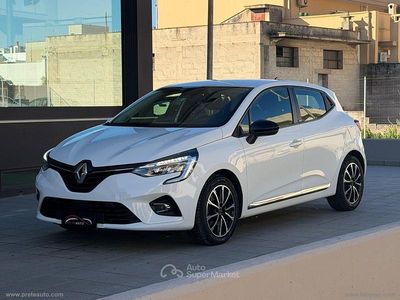 Begagnad Renault Clio V 140 HK (102 kW) 2021 Vit Sedan