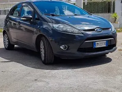 Usata Ford Fiesta 95 CV (69 kW) 2012 Blu Berlina