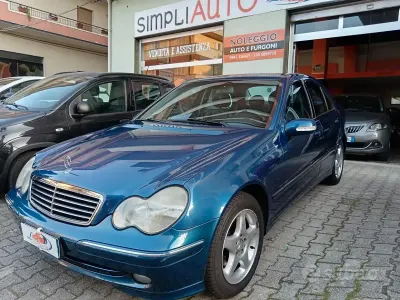 Usata Mercedes C220 Avantgarde 150 CV (110 kW) 2004 Blu Berlina