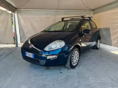 Usata Fiat Punto Lounge 69 CV (50 kW) 2015 Blu Utilitaria