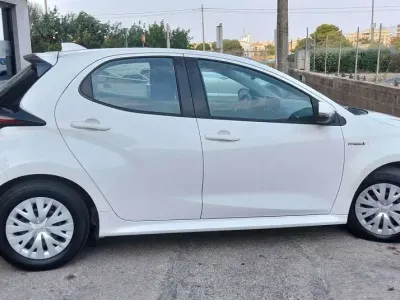 Usata Toyota Yaris Hybrid Active 92 CV (67 kW) 2021 Bianco Berlina