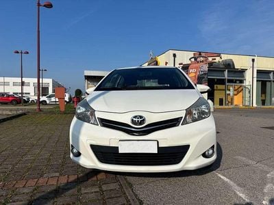 Usata Toyota Yaris Trend 69 CV (50 kW) 2013 Bianco Utilitaria