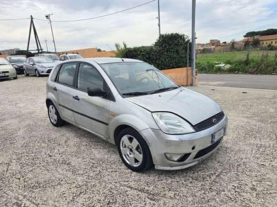 Usata Ford Fiesta Ghia 79 CV (58 kW) 2002 Grigio Utilitaria