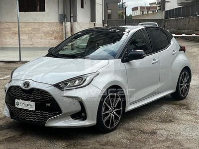 Begagnad Toyota Yaris Hybrid Sport 92 HK (67 kW) 2023 Grå Halvkombi