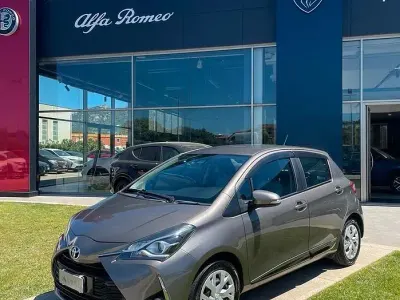 Second-hand Toyota Yaris Lounge 72 CP (52 kW) 2018 Gri Berlinǎ