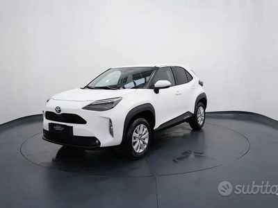 Neu Toyota Yaris Cross Active 116 PS (85 kW) 2025 Weiß SUV