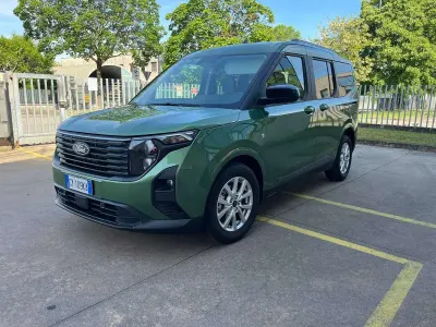 Begagnad Ford Tourneo Courier Titanium 125 HK (91 kW) 2025 Grön Minibuss