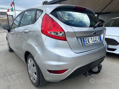Usata Ford Fiesta 70 CV (51 kW) 2011 Grigio Utilitaria