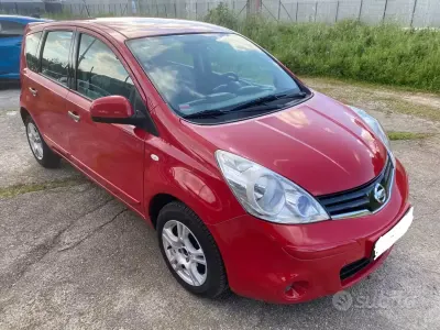 Używany Nissan Note Acenta 90 KM (66 kW) 2011 Czerwony Hatchback