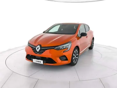 Używany Renault Clio V Techno 101 KM (74 kW) 2023 Pomarańczowy Sedan/Limuzyna