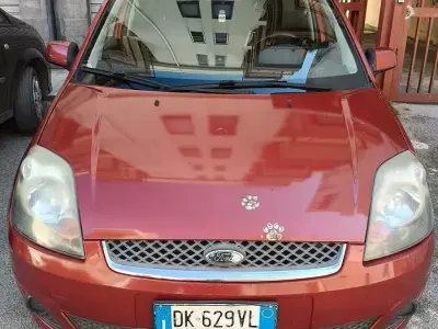 Usata Ford Fiesta Ghia 68 CV (50 kW) 2007 Rosso Utilitaria