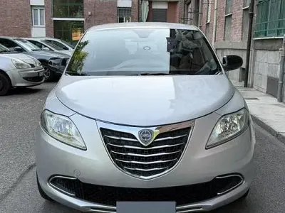 Usata Lancia Ypsilon 69 CV (50 kW) 2015 Grigio Utilitaria