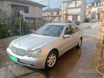 Usata Mercedes C220 142 CV (104 kW) 2001 Grigio Berlina
