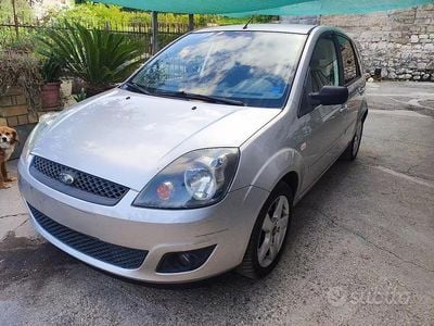 Usata Ford Fiesta 90 CV (66 kW) 2008 Grigio Utilitaria