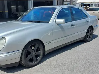 Usata Mercedes E200 Avantgarde 135 CV (99 kW) 1997 Argento Berlina