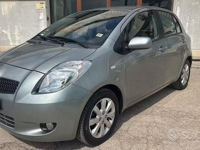 Begagnad Toyota Yaris 87 HK (63 kW) 2008 Grå Halvkombi