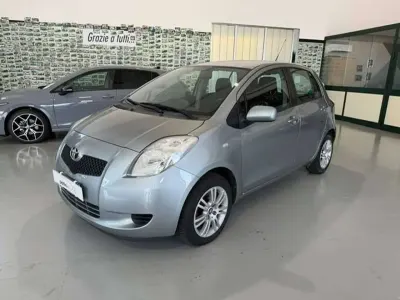 Usata Toyota Yaris Sol 69 CV (50 kW) 2007 Argento Utilitaria