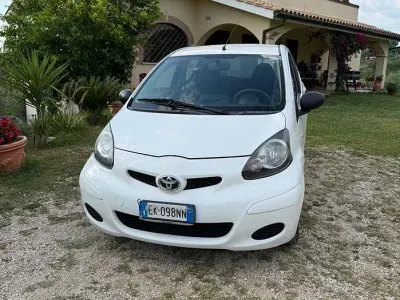 Usata Toyota Aygo Connect Style 68 CV (50 kW) 2013 Bianco Utilitaria