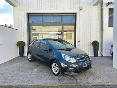 Usado Kia Rio 75 CV (55 kW) 2016 Gris Utilitario