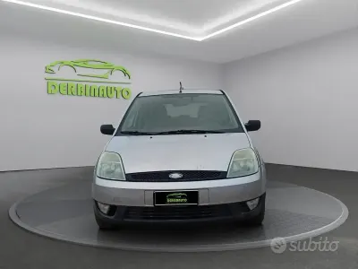 Usata Ford Fiesta Ghia 68 CV (50 kW) 2004 Grigio Utilitaria