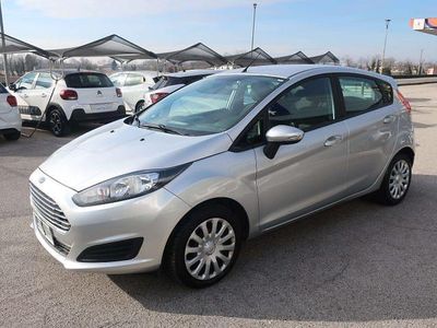 Usata Ford Fiesta Trend 82 CV (60 kW) 2015 Argento Berlina