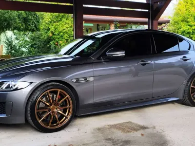 Usata Jaguar XE 300 CV (220 kW) 2018 Grigio Berlina