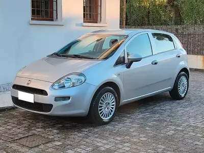 Usado Fiat Punto Lounge 77 CV (56 kW) 2016 Plateado Berlina