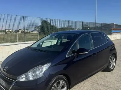 Usata Peugeot 208 68 CV (50 kW) 2014 Bluazzurro Utilitaria