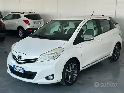 Usata Toyota Yaris Lounge 69 CV (50 kW) 2014 Bianco Utilitaria