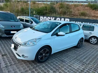 Usata Peugeot 208 Allure 82 CV (60 kW) 2014 Bianco Utilitaria