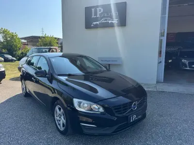 Usata Volvo V60 Momentum 120 CV (88 kW) 2016 Nero Station wagon