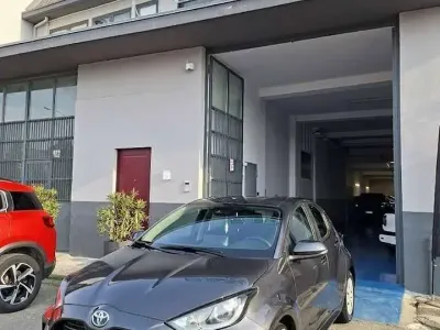 Usata Toyota Yaris Hybrid Active 92 CV (67 kW) 2023 Grigio Berlina