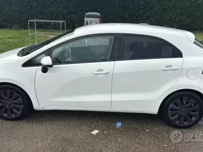 Usata Kia Rio 90 CV (66 kW) 2012 Bianco Berlina