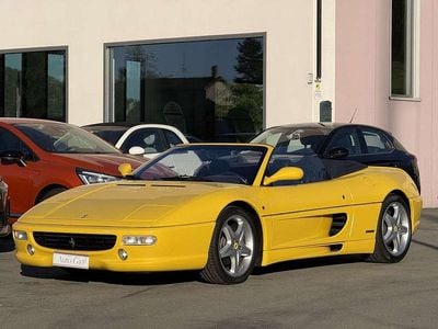 Usata Ferrari F355 381 CV (280 kW) 1998 Giallo Cabrio
