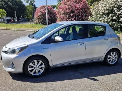 Usata Toyota Yaris Hybrid Style 101 CV (74 kW) 2013 Argento Utilitaria