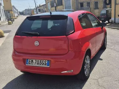 Usata Fiat Punto Lounge 77 CV (56 kW) 2012 Rosso Utilitaria