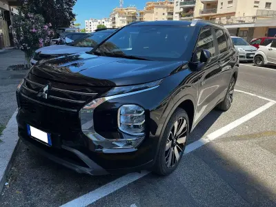 Usata Mitsubishi Outlander P-HEV Intense 136 CV (100 kW) 2026 Onyx black SUV