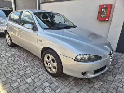 Usata Alfa Romeo 147 105 CV (77 kW) 2006 Grigio Utilitaria