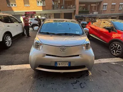 Usata Toyota iQ 68 CV (50 kW) 2012 Argento Utilitaria