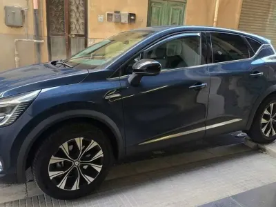 Usata Renault Captur Techno 160 CV (117 kW) 2023 Blu/azzurro SUV