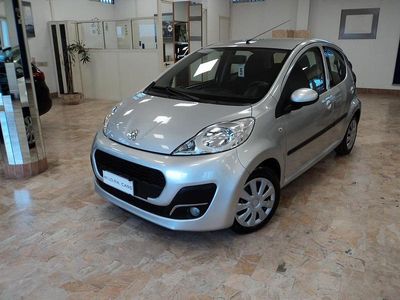 Usata Peugeot 107 68 CV (50 kW) 2012 Argento Utilitaria